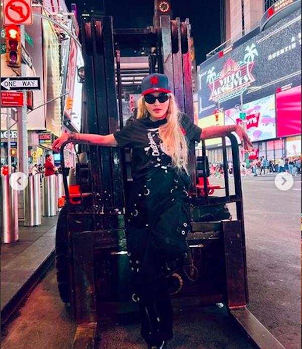 A cantora Madonna em foto durante passeio por Nova York  (Foto: Instagram)