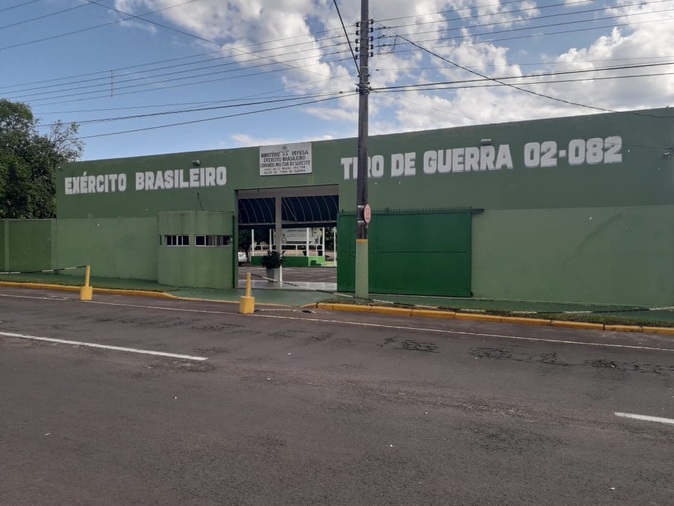 Militares saíram do Tiro de Guerra de Dracena para dar início aos trabalhos de desinfecção  — Foto: Mariane Santos/TV Fronteira