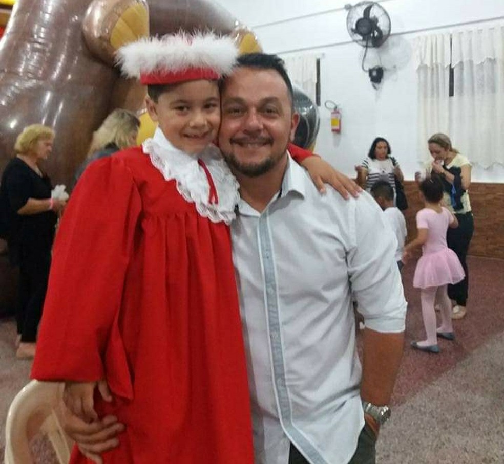 Rodrigo Medina Lopes, 45 anos, e Bruno, filho adotado por ele após morte da ex — Foto: Arquivo Pessoal