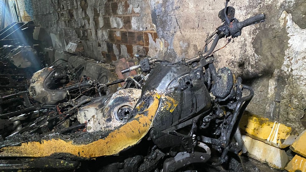 Pátio da Secretaria de Mobilidade Urbana é incendiado em Natal e 14 motos ficam destruídas — Foto: Francielly Medeiros/Inter TV Cabugi