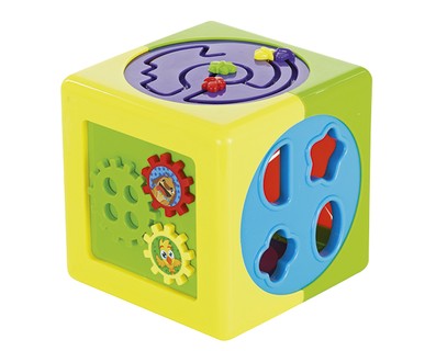 Cubo de atividades O brinquedo tem 16 cm e reúne muitas possibilidades de brincadeiras, que ajudam a refinar os movimentos da criança. Tem peças de encaixar, labirintos e válvulas para girar. O diferencial é a abertura com abas, que permite transformar o cubo em uma caixa sensorial, para a criança descobrir com o tato o que tem lá dentro. R$ 59,90, da MundiToys. 