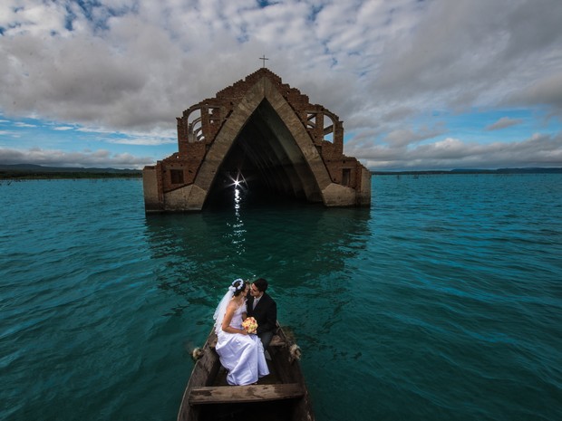 Nayara e Gustavo durante o ensaio pré-casamento na igreja submersa de Petrolândia (Foto: Divulgação/Priscila Fontinele)