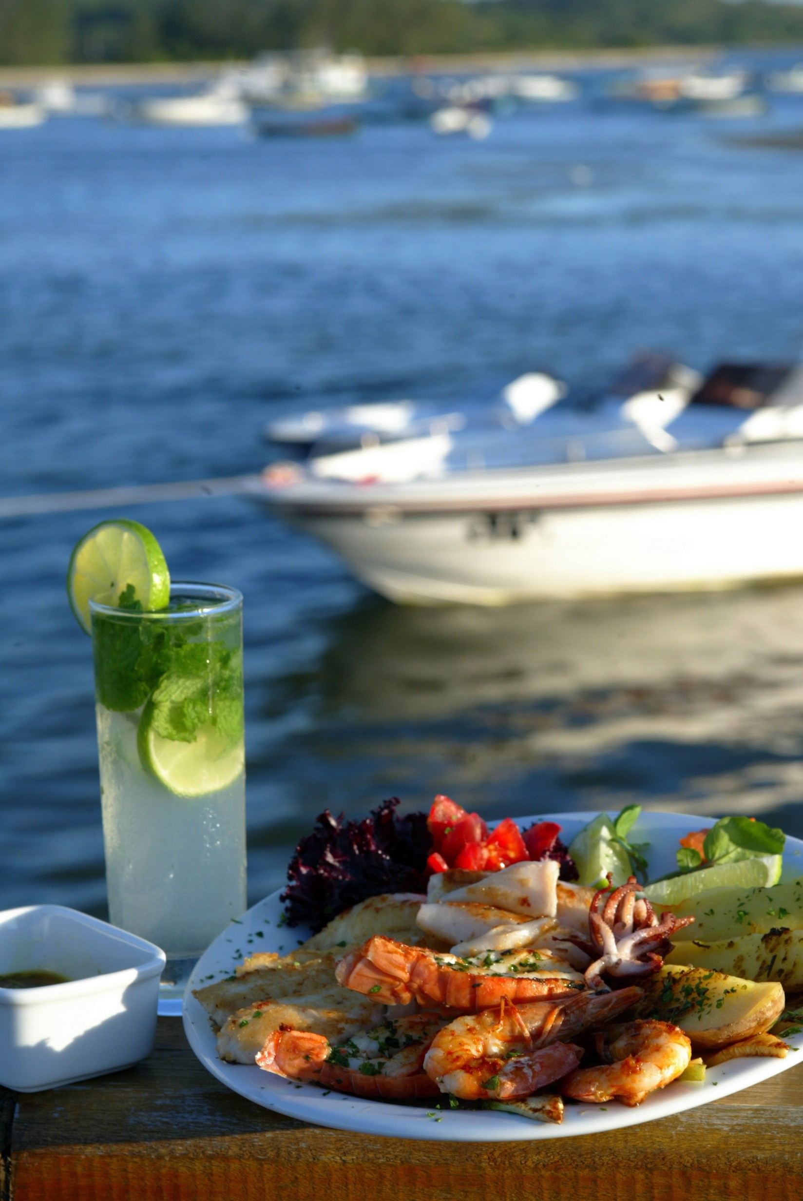 Seja na simplicidade de quiosques à beira-mar ou em prestigiados restaurantes que enriquecem cardápios internacionais com produtos locais, turista estará bem servido. (Foto: Getty Images)