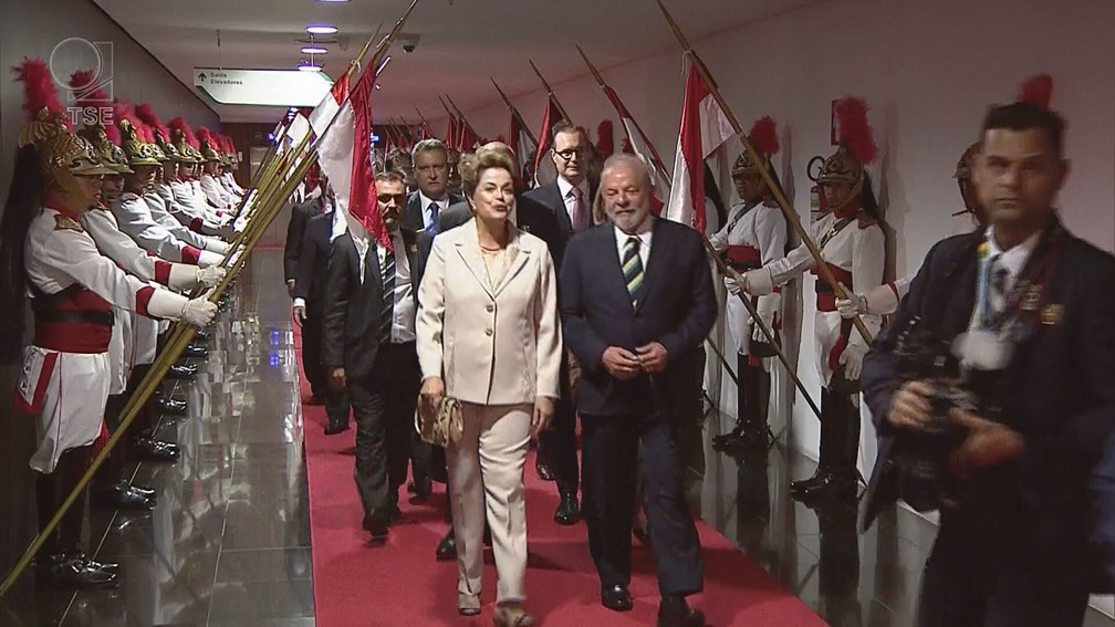 O ex-presidente Luiz Inácio Lula da Silva chega ao TSE ao lado da ex-presidente Dilma Rousseff — Foto: Reprodução/TSE