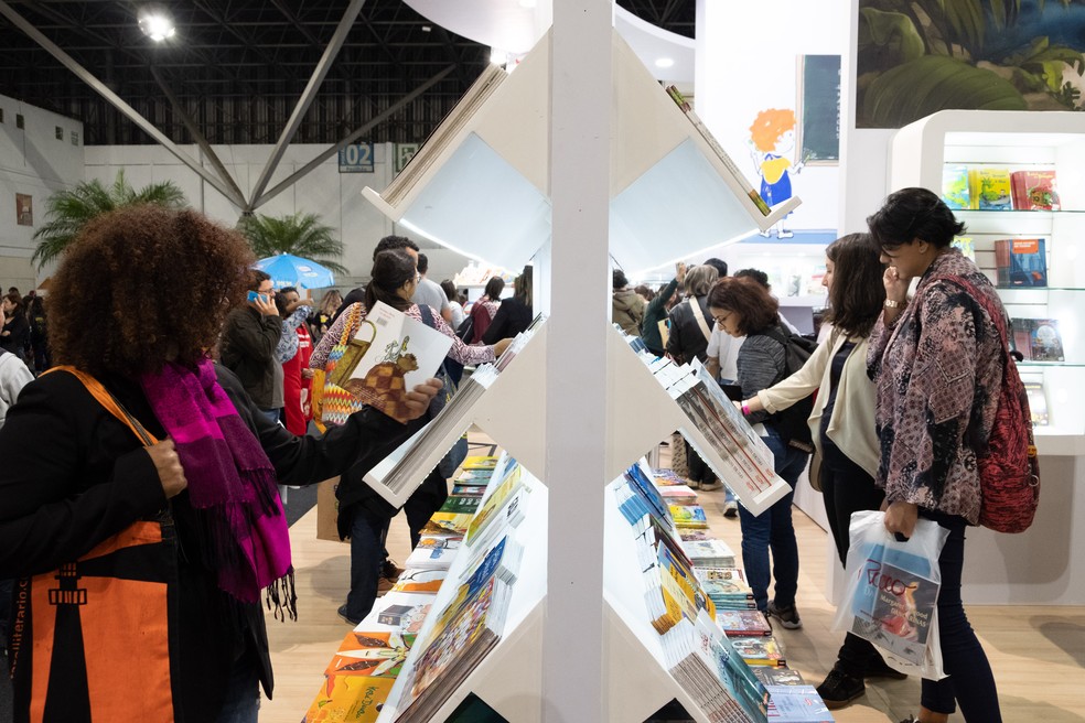 Público confere obras em estandes da Bienal Internacional do Livro de 2018 — Foto: Divulgação