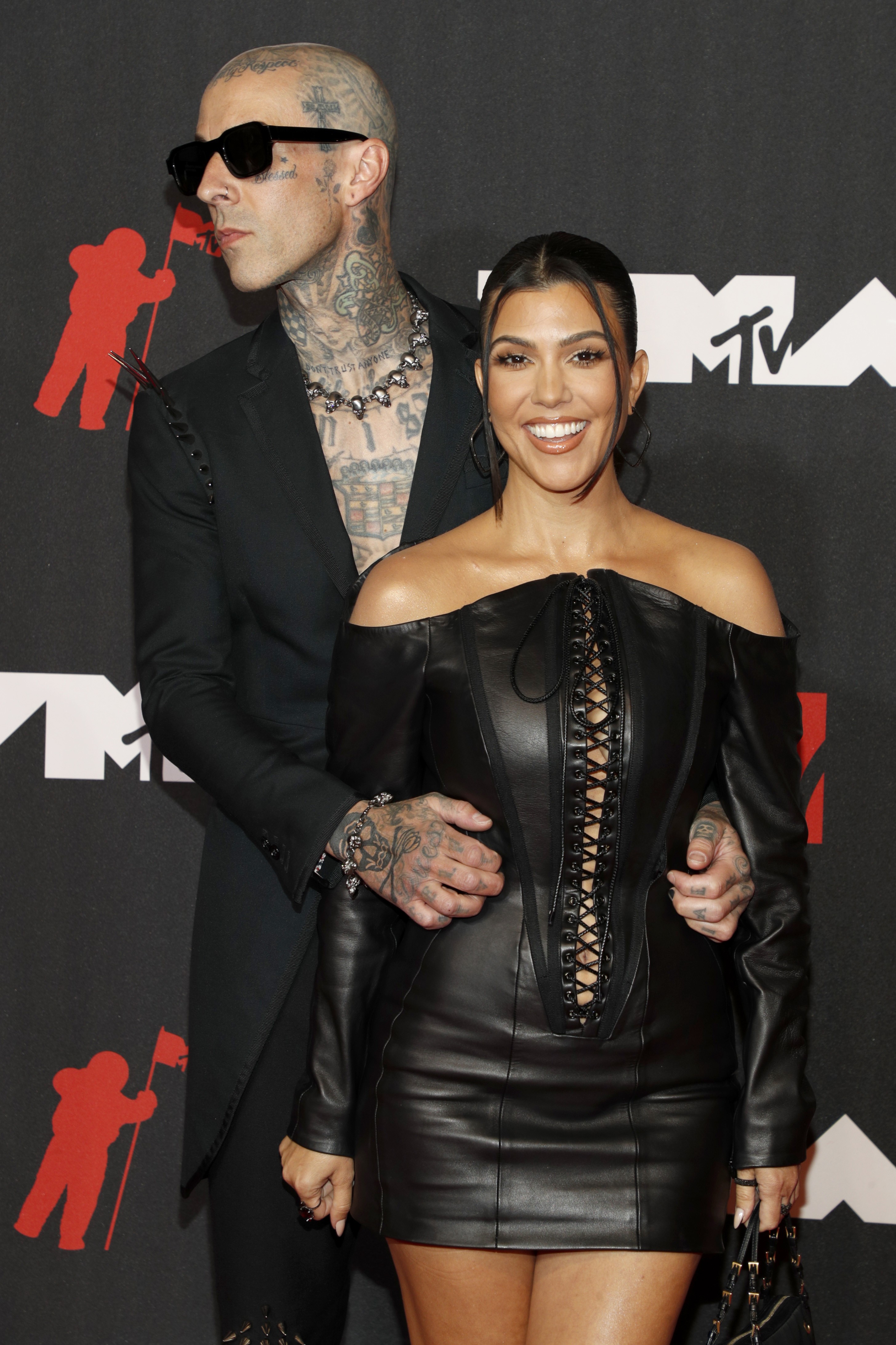 NEW YORK, NEW YORK - SEPTEMBER 12: (L-R) Travis Barker and Kourtney Kardashian attend the 2021 MTV Video Music Awards at Barclays Center on September 12, 2021 in the Brooklyn borough of New York City. (Photo by Astrid Stawiarz/WireImage) (Foto: WireImage)