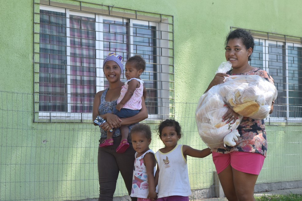 FamÃ­lias da Venezuela reunidas em abrigo, em Porto Alegre â€” Foto: Joyce Heurich/G1