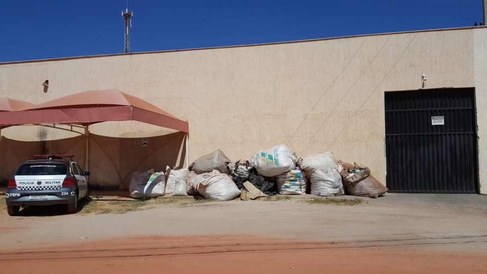 Homem caiu do telhado quando tentava consertar um equipamento na empresa em que trabalhava em Mossoró — Foto: Sara Cardoso/Inter TV Costa Branca