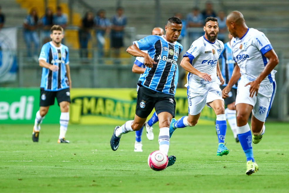 Cícero atuou como centroavante, mas recuou para armar o jogo (Foto: Lucas Uebel/Grêmio/Divulgação)
