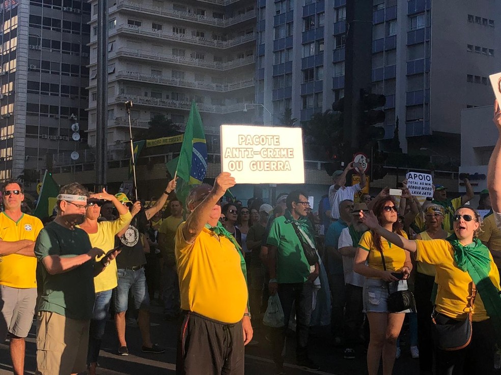 SÃO PAULO, 16h15: Manifestante segura cartaz na Avenida Paulista defendendo o pacote anticrime — Foto: Beatriz Magalhães/G1