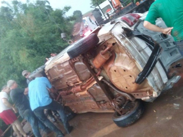 Veículo foi retirado por um guincho nesta sexta-feira  (Foto: Reprodução Internet)