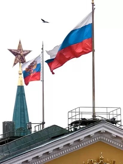 Às 19h32, a bandeira soviética foi substituída pela da Federação Russa (Foto: GETTY IMAGES via BBC Brasil)