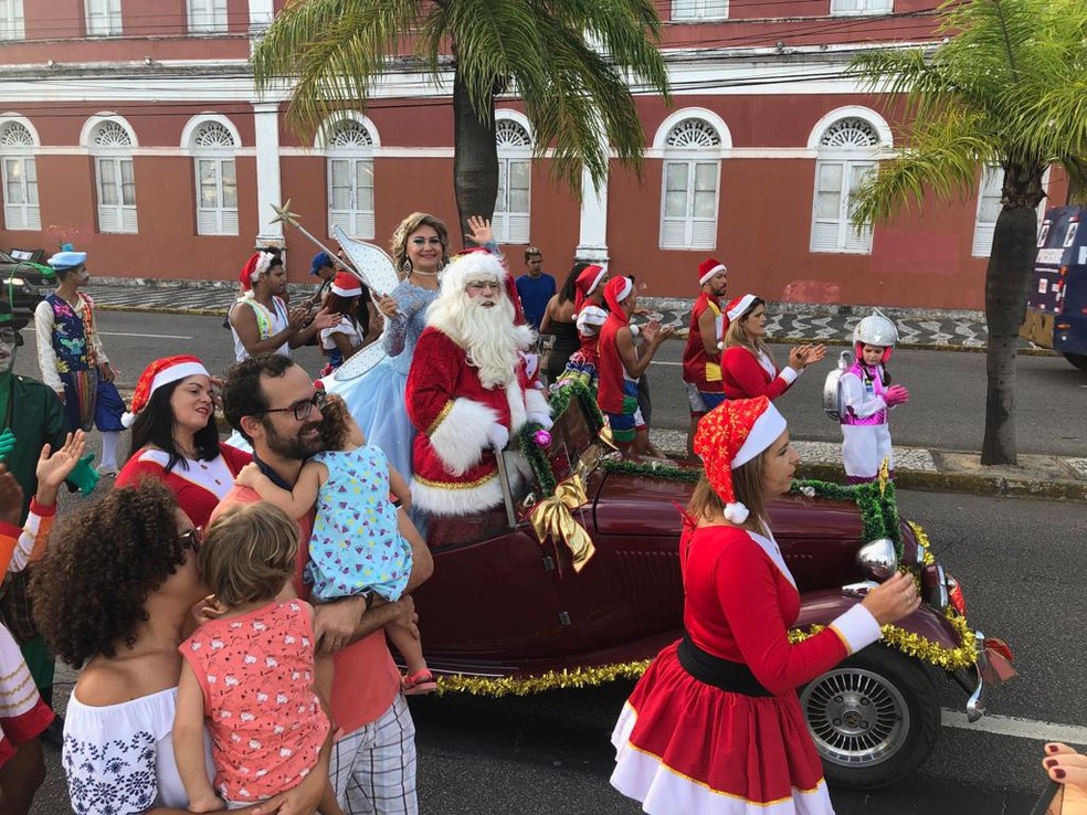 Papai Noel desfilou em carro natalino no Centro do Recife — Foto: Pedro Alves/G1