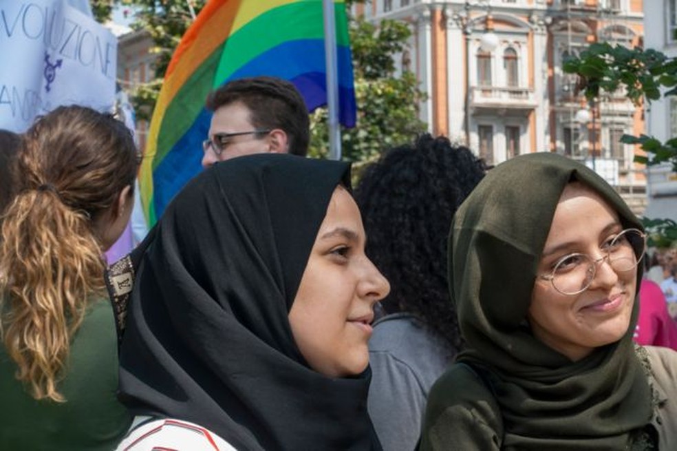 Mulheres muçulmanas participam da marcha do Orgulho LGBT em Ontário (Canadá) — Foto: GETTY IMAGES/BBC
