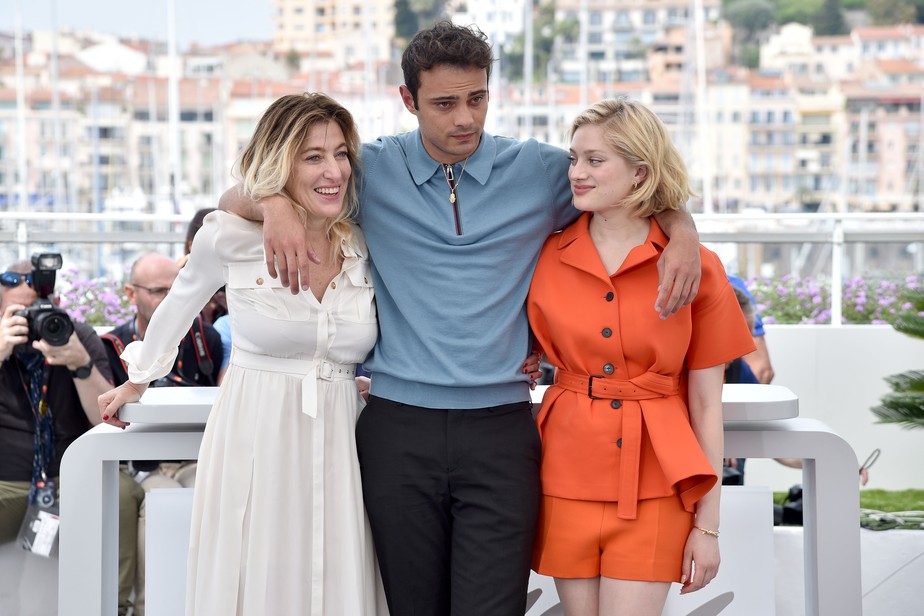 O ator Sofiane Bennacer ao lado da atriz Nadia Tereszkiewicz e da diretora e namorada Valeria Bruni Tedeschi durante o Festival de Cannes. Sofiane está sendo investigado por estupro desde novembo de 2022