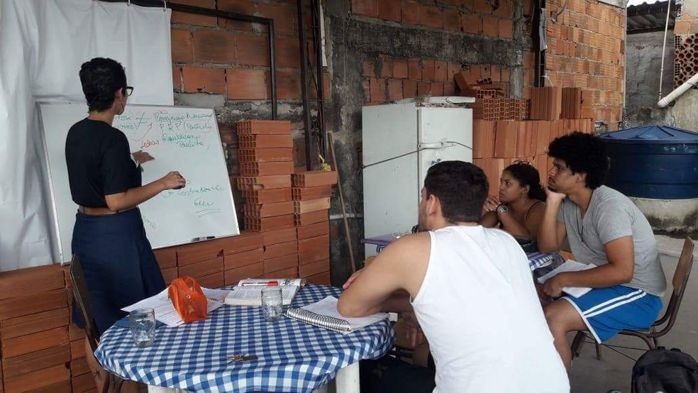 Cristian Gomes cedeu a laje de casa para que o projeto continuasse — Foto: Divulgação/UniFavela