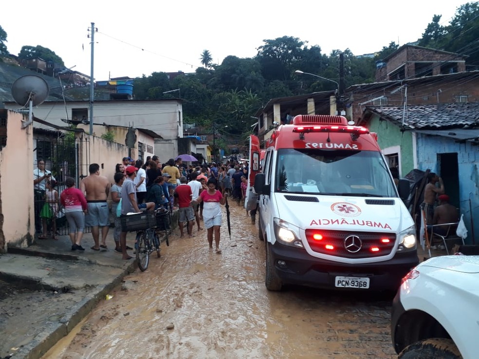 Equipes de resgate buscam vÃ­timas de deslizamento de barreira em Camaragibe, no Grande Recife  â€” Foto: ReproduÃ§Ã£o/TV Globo 