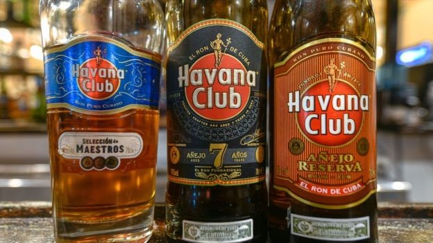 A empresa francesa Pernod Ricard, dona da marca Havana Club, é uma das muitas europeias que poderiam ser alvo de processo nos EUA (Foto: Getty Images via BBC News Brasil)