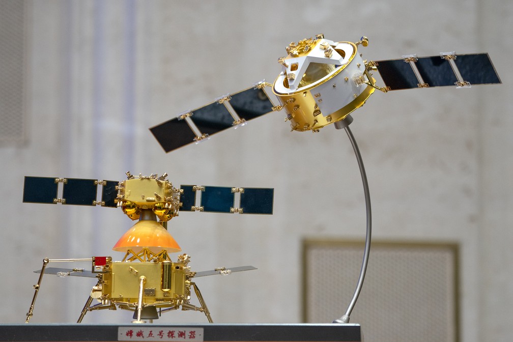 Foto desta quinta-feira (17) mostra modelos da sonda Chang'e 5 e módulo de pouso, em uma exibição para a imprensa em Pequim, na China. — Foto: Mark Schiefelbein/AP