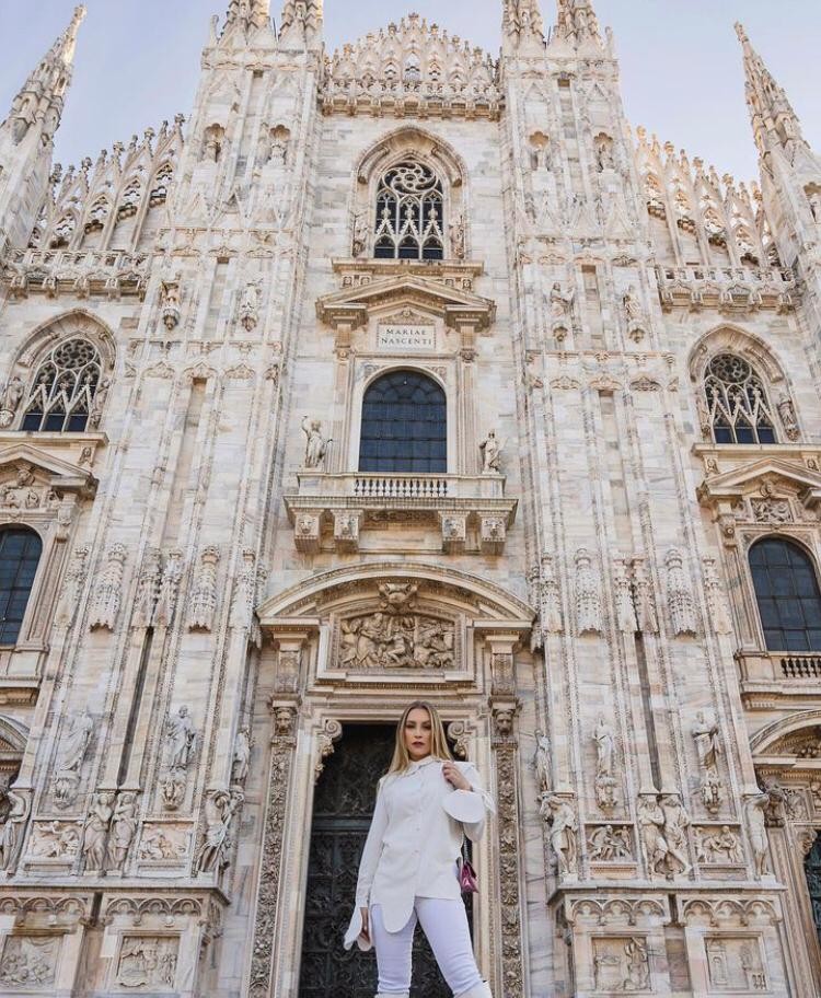 Carla em frente à Catedral de Milão — Foto: Reprodução