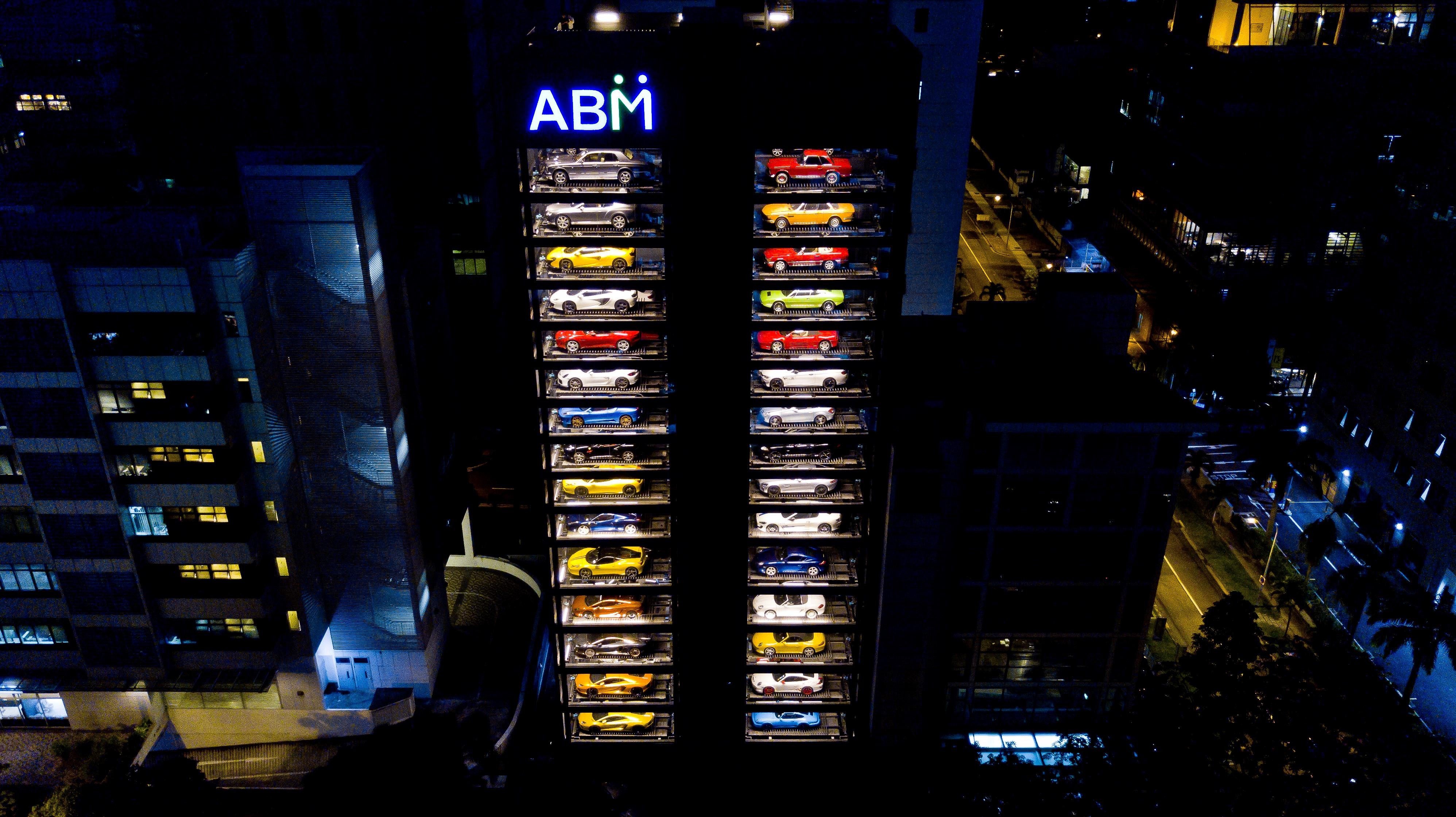 O edifício comprado pela Autobahn Motors, que parece uma máquina de vendas gigante (Foto: Reprodução/Youtube)