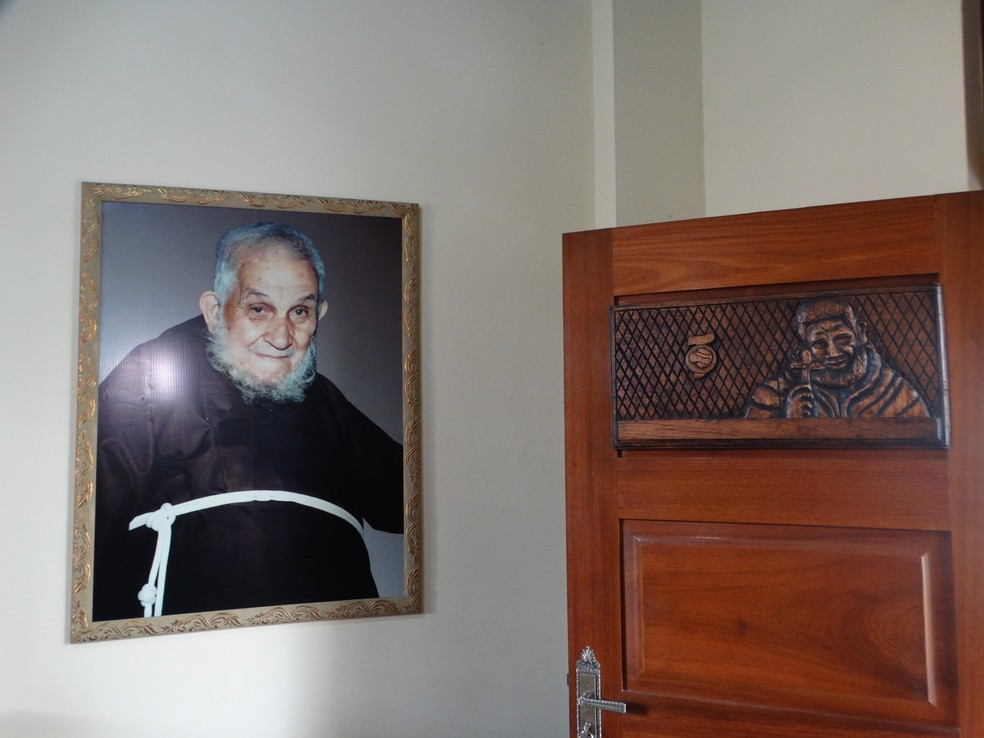 Imagem de Frei Damião foi talhada na porta do quarto no qual ele costumava ficar no Convento de Caruaru (Foto: Joalline Nascimento/G1)