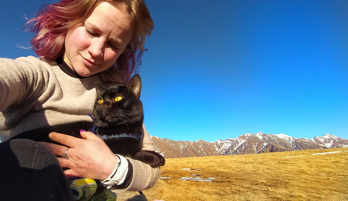 Mulher cria mochila especial para levar seu gato em viagem à Itália | Olha que criminal