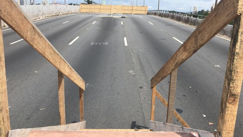 Em outro trecho da pista foram colocados tapumes de madeira; viaduto da Marginal Pinheiros cedeu — Foto: Livia Machado/G1