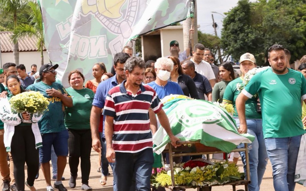 Corpo de jovem que morreu ao ser baleado na cabeça por policiais é enterrado em Goiânia — Foto: Diomício Gomes/ O Popular