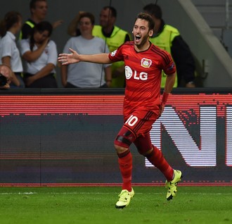 Calhanoglu comemora gol pelo Bayer Leverkusen (Foto: AFP)
