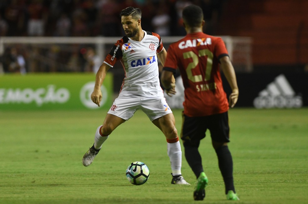 Diego tenta, mas sucumbe à marcação em noite ineficiente do ataque flamenguista
