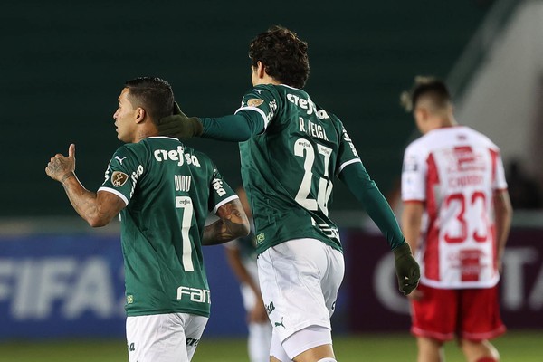 Raphael Veiga e Dudu, a dupla que crias as principais jogadas do Palmeiras pelo lado direito do campo (Foto: Cesar Greco /  Palmeiras)