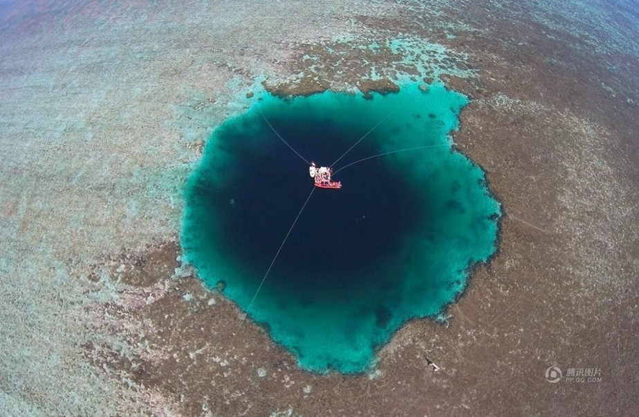Dragon Hole, o buraco azul mais profundo do mundo, fica no Mar da China e tem 300,8 m de profundidade. Em segundo lugar, aparece o Taam Ja', na costa do México, com 274,4 m