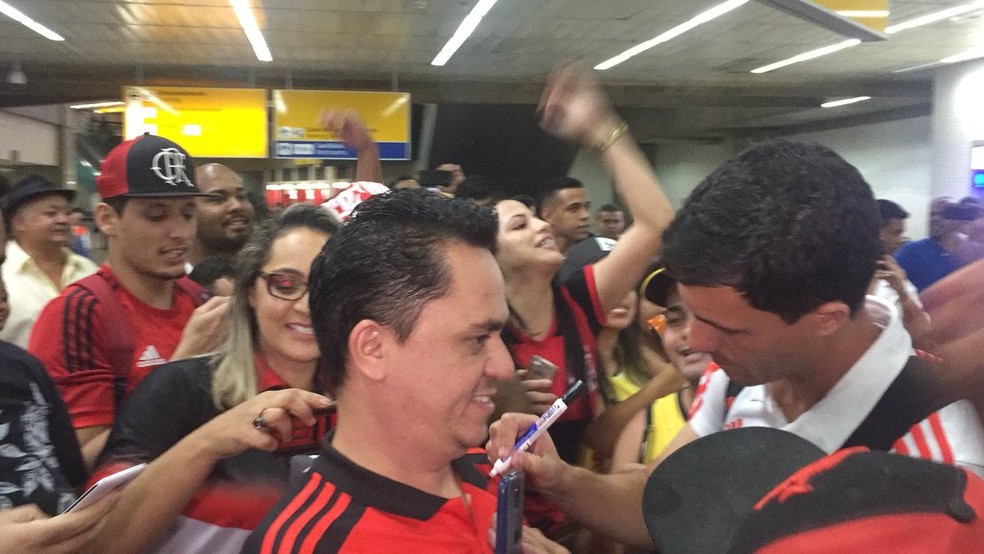 Barbieri autografa camisa de torcedor em Guarulhos &mdash; Foto: Raphael Zarko