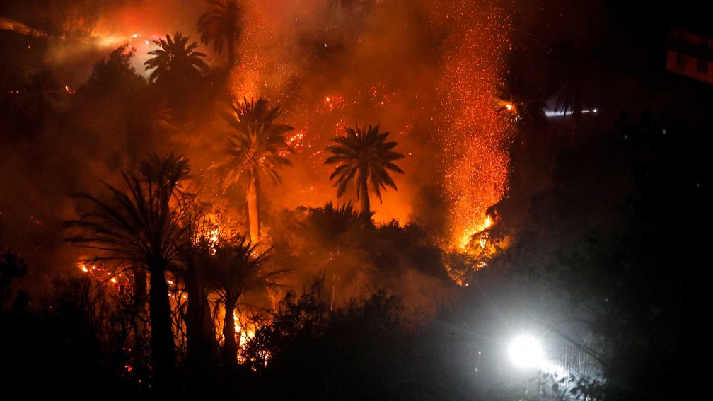 Incêndio florestal atinge as colinas de Vina del Mar, onde estão localizadas centenas de casas, na região de Valparaíso, Chile — Foto: Javier Torres / AFP