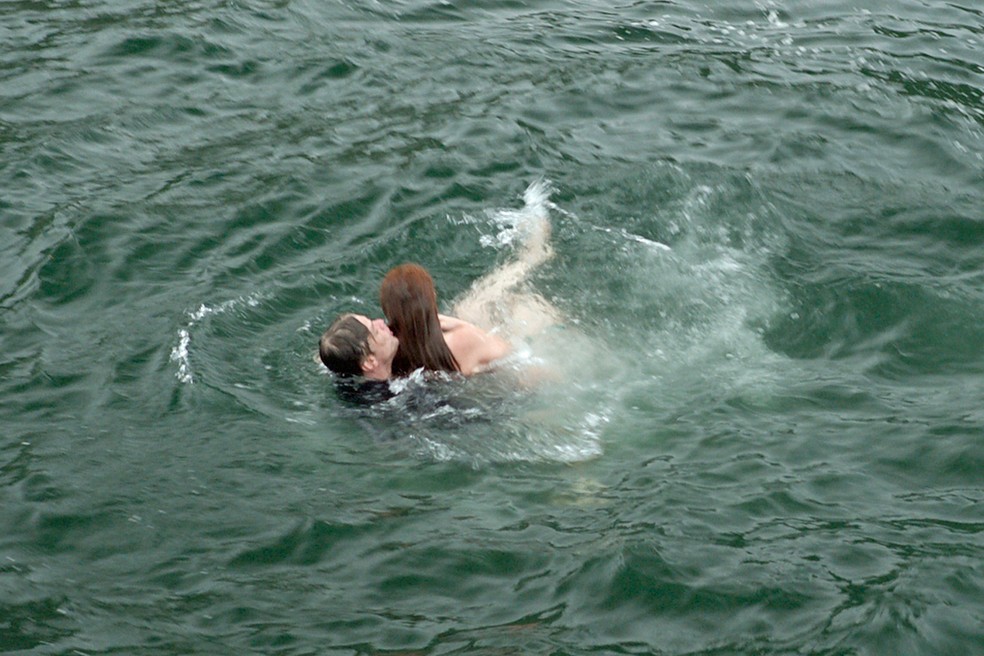 Arthur salva Eliza de afogamento — Foto: TV Globo