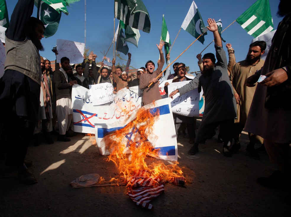 Manifestantes muçulmanos queima bandeira de Israel  em Peshawar, no Paquistão, após Donald Trump anunciar transferência de embaixada dos EUA para Jerusalém (Foto: Fayaz Aziz/Reuters)