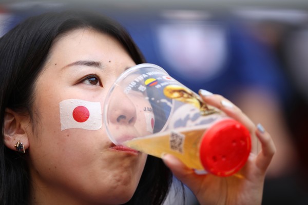 Uma torcedora do Japão bebendo cerveja durante a partida entre Colômbia e Japão na Copa do Mundo da Rússia, em 2018 (Foto: Getty Images)