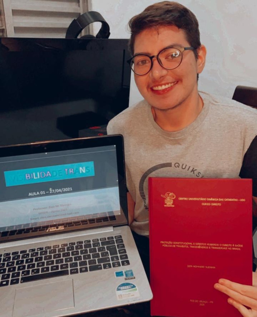 Zion após a primeira aula como professor da UTFPR, com o tema sobre visibilidade trans — Foto: Arquivo pessoal