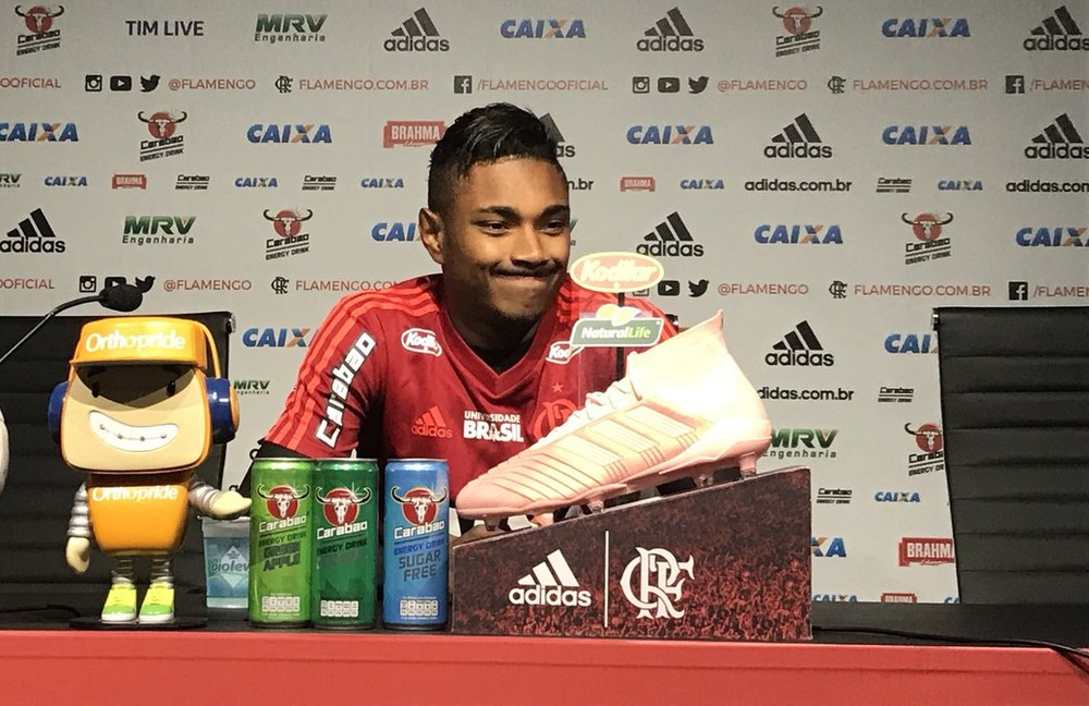 Vitinho comemora evolução com a camisa do Flamengo: Meu jogo tem ajudado a equipe