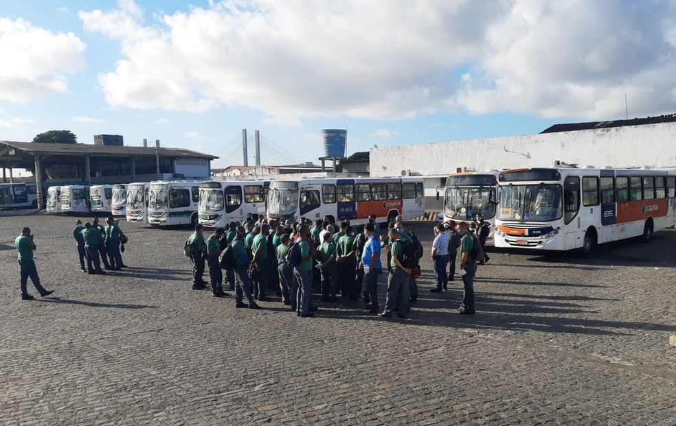 Motoristas na garagem da empresa — Foto: Anderson Barbosa/TV Sergipe