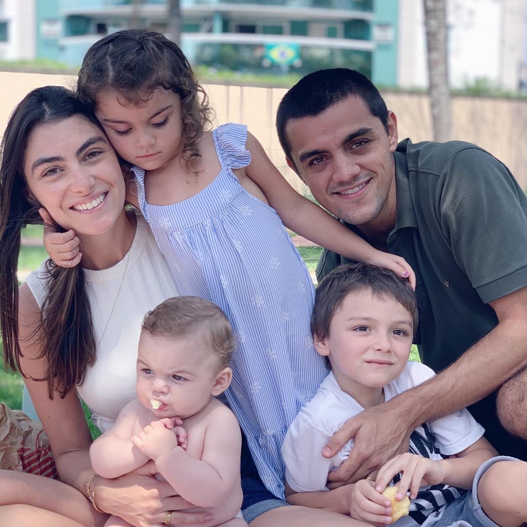 Mariana, Simas e os filhos, Joaquim, Maria e Vicente (Foto: Reprodução/Instagram)