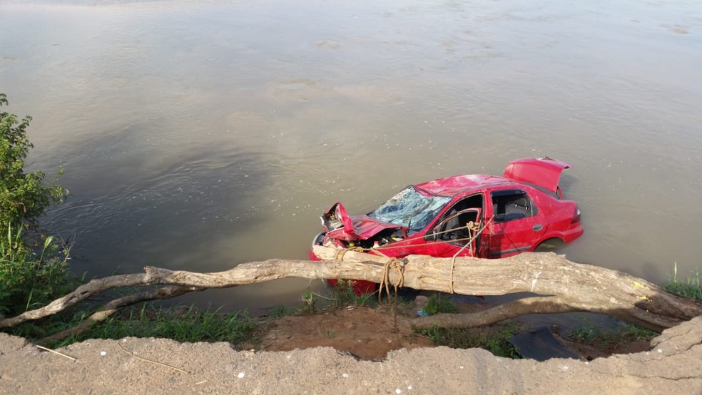 Duas pessoas morreram com a queda do carro no Rio Santo Anastácio, em Presidente Venceslau (Foto: Heloise Hamada/TV Fronteira)