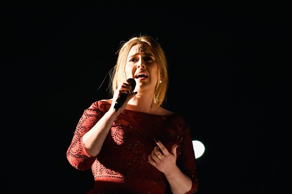 Adele durante sua apresentação no Grammy 2016 (Foto: Getty Images)