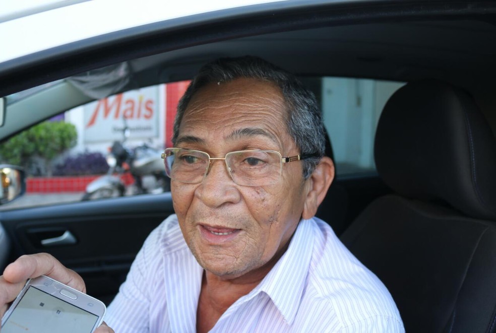 Haroldo trocou a gasolina pelo álcool após aumento (Foto: José Marcelo/G1 PI)