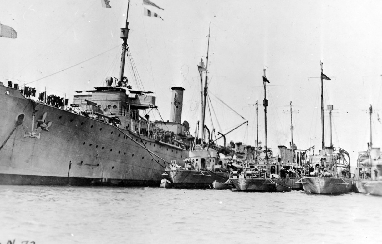 USS Melville, à esquerda, cuidando de contratorpedeiros da Marinha dos EUA em Queenstown, Irlanda, 1917. USS Jacob Jones está adjacente a Melville (Foto: Naval History and Heritage Command )