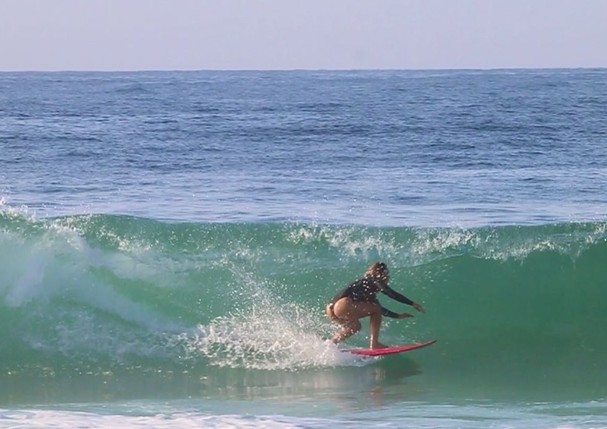 Danni Suzuki acorda cedo para surfar com Klebber Toledo e mais amigos (Foto: Reprodução/Instagram )