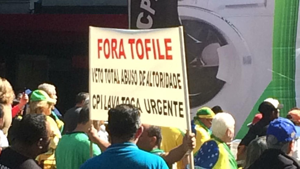 Placa pede pela saída do presidente do STF, ministro Dias Toffoli. — Foto: Rafaela Putini/G1