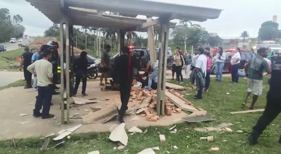 Ponto de ônibus onde estava o agente penitenciário ficou bastante destruído, em Vila Velha — Foto: VC no ESTV