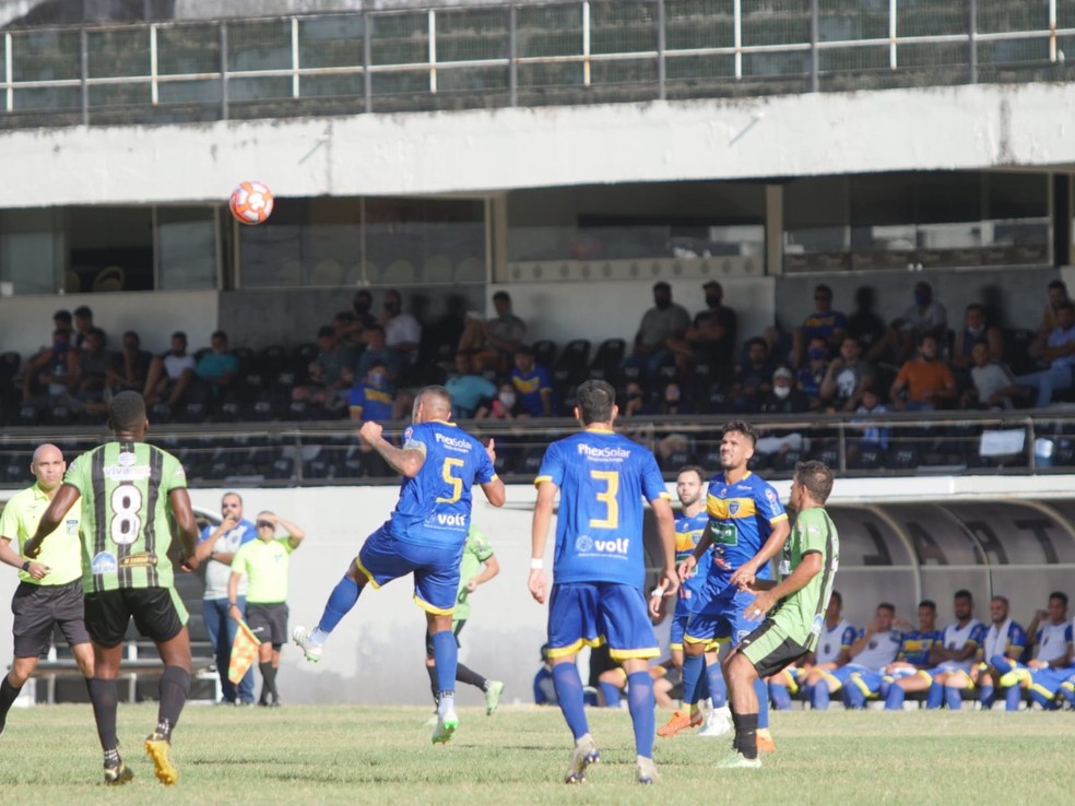 Partida entre Caruaru City e Barreiros contou com a presença do público  — Foto: Ascom/Caruaru City